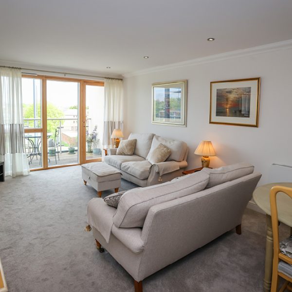 Airy third floor apartment at Castle View
